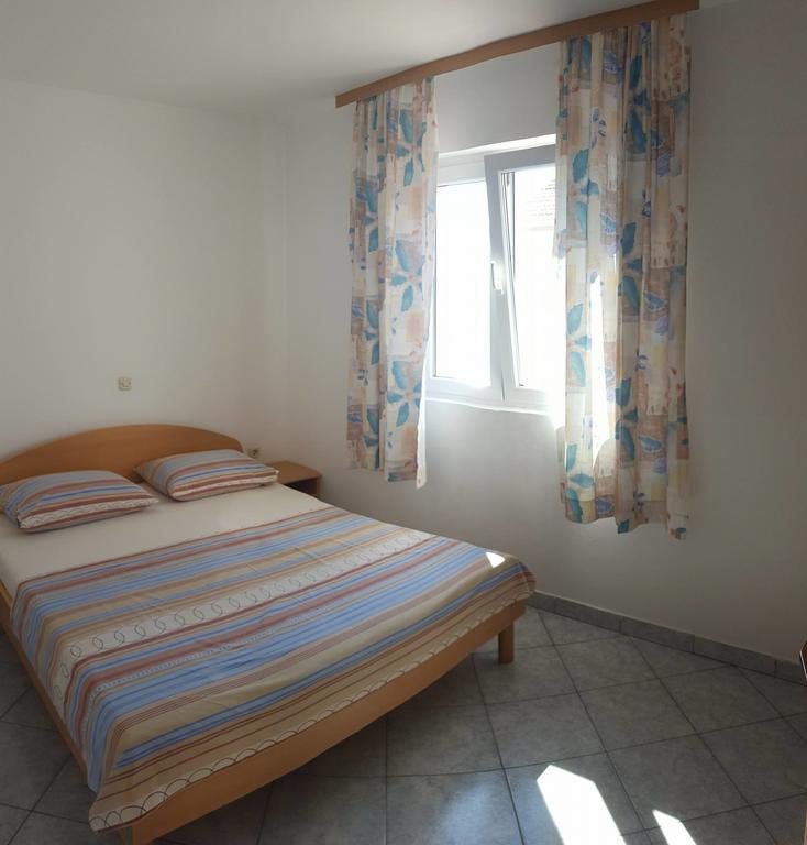 Apartments Petar Maksan Pakostane Luaran gambar